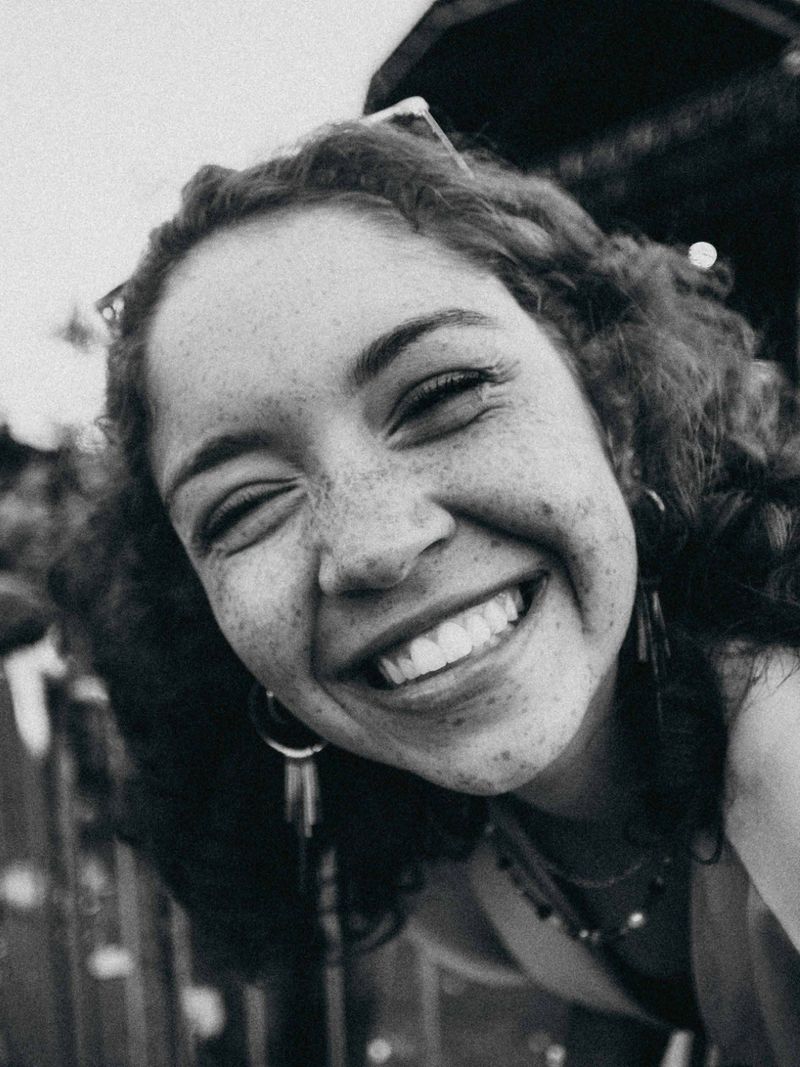 Retrato en blanco y negro de una mujer que sonríe